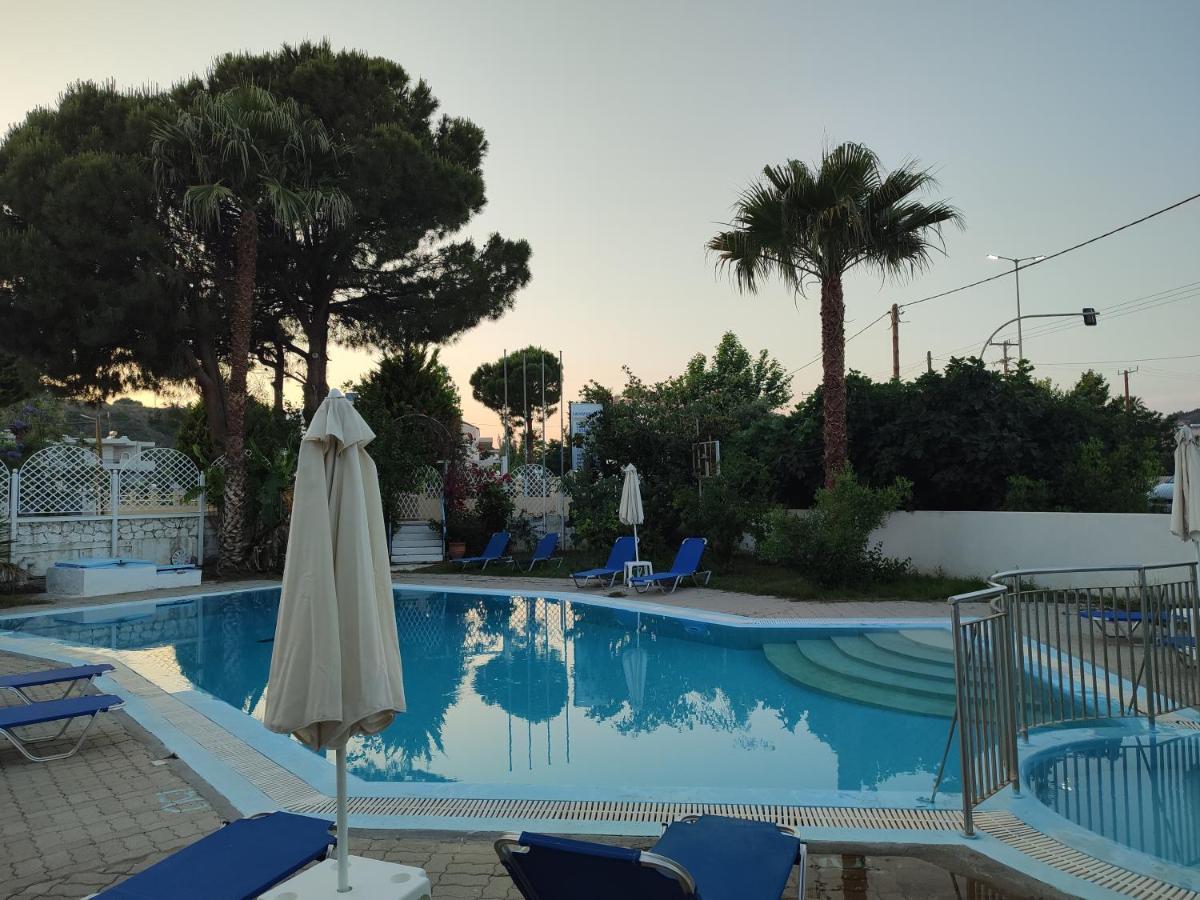 פליראקי Dolphin Apartments מראה חיצוני תמונה